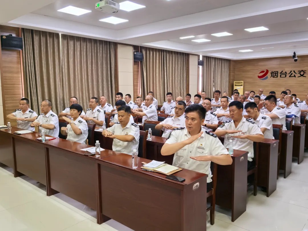 公交駕駛員學(xué)雙語，服務(wù)升級(jí)暖人心 煙臺(tái)公交集團(tuán)開展品牌線路駕駛員英語、手語專項(xiàng)培訓(xùn)